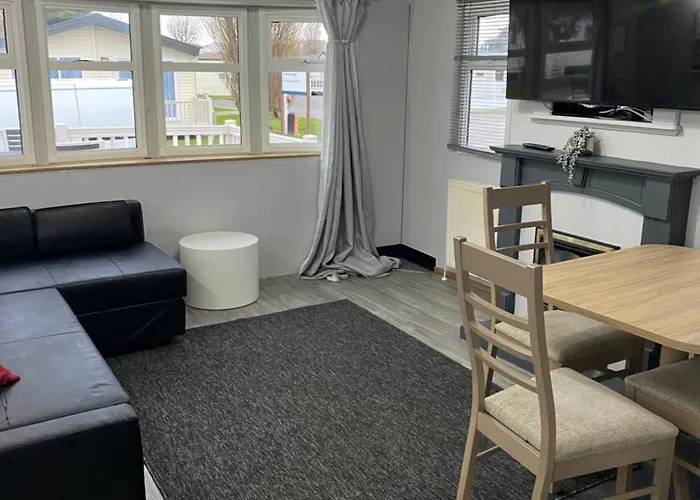 Cosy Caravan Near The Beach